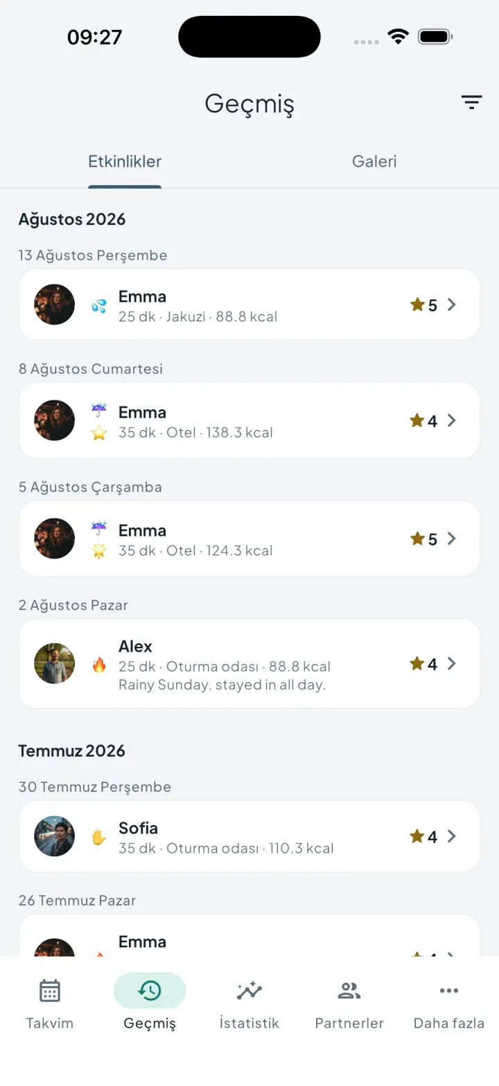 Kayıtların yanında özel emoji işaretleri bulunan Intimassy geçmiş ekranı